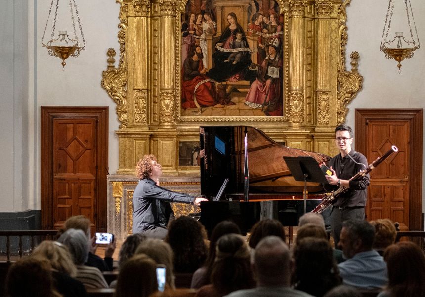 event image:Imatge d'una maduixa sobre un pentagrama en un fons verd